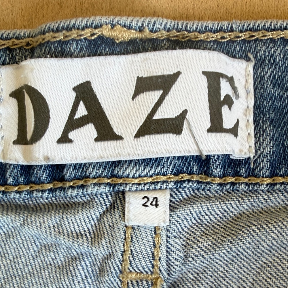 Daze  Tough Love Denim Frayed Hem Distressed Light Wash Women’s  Shorts Size 24 - Picture 7 of 11